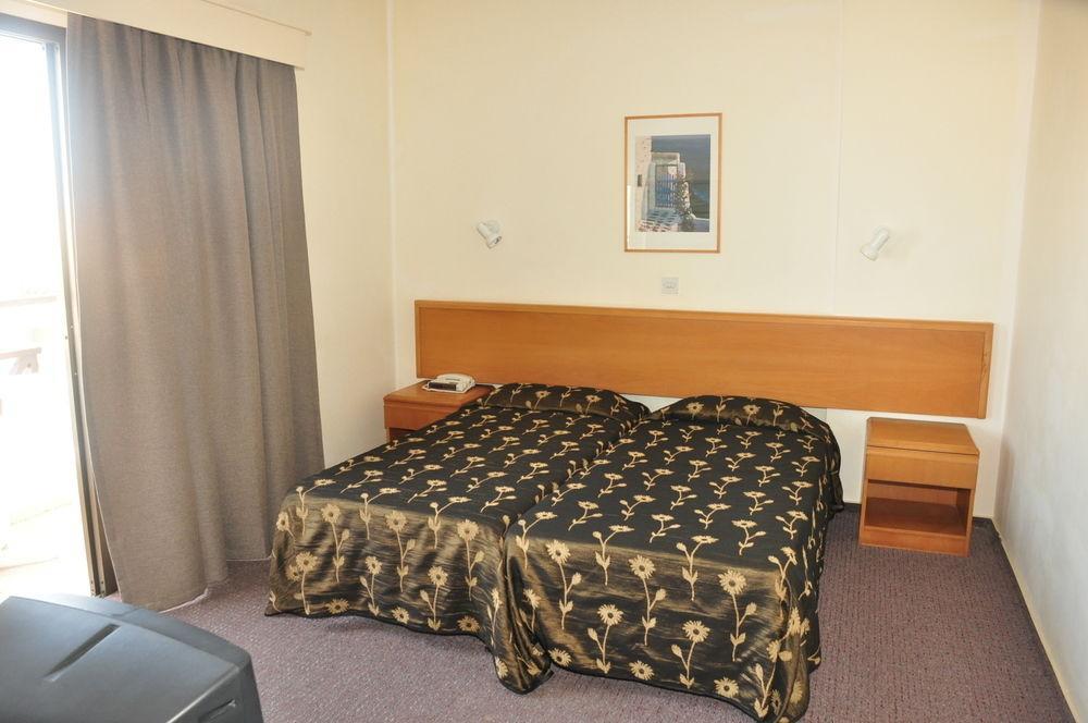Harry'S Hotel Протарас Екстериор снимка